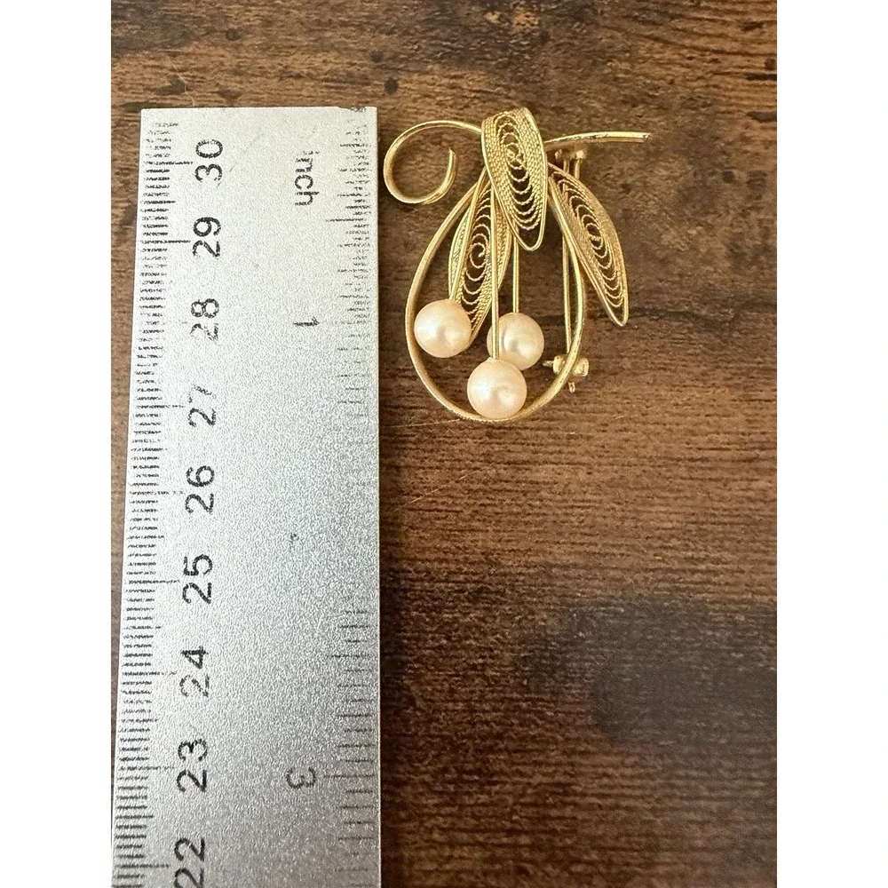 Vintage Gold Tone Filigree Leaf Faux Pearl Dangle‎ Brooch Floral Pin